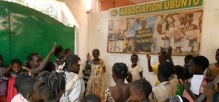 Benachteiligten Kindern im Stadtteil Wbréègedès von Ouagadougou den Schulbesuch zu ermöglichen